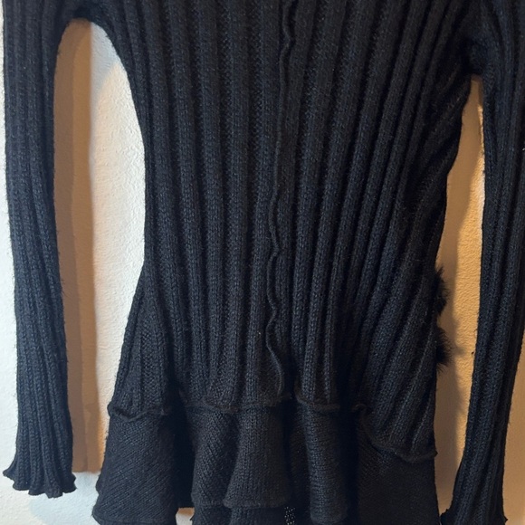 Elegant Black Knit Cardigan with Fur Trim - Picture 7 of 10